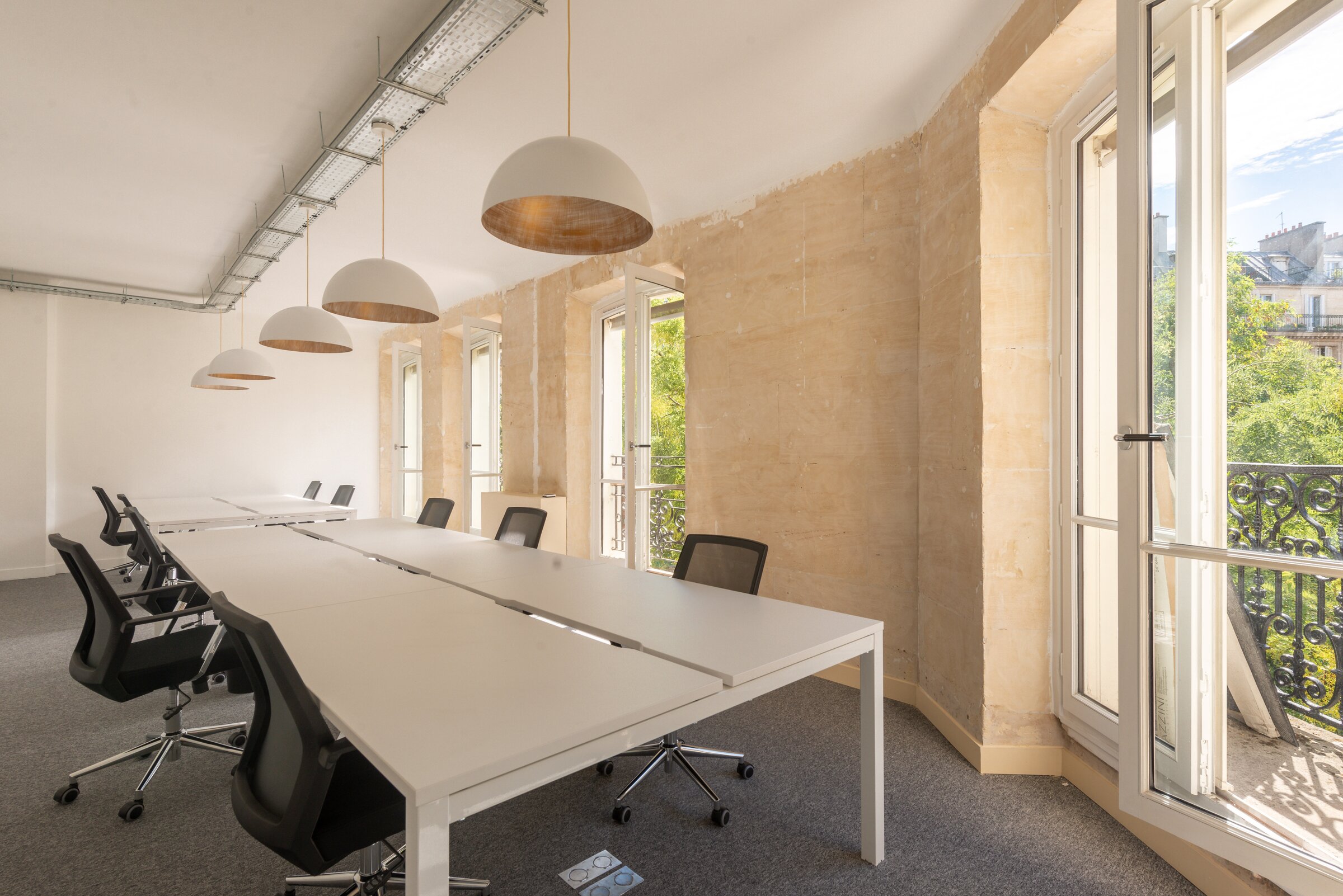 Open space lumineux face au balcon