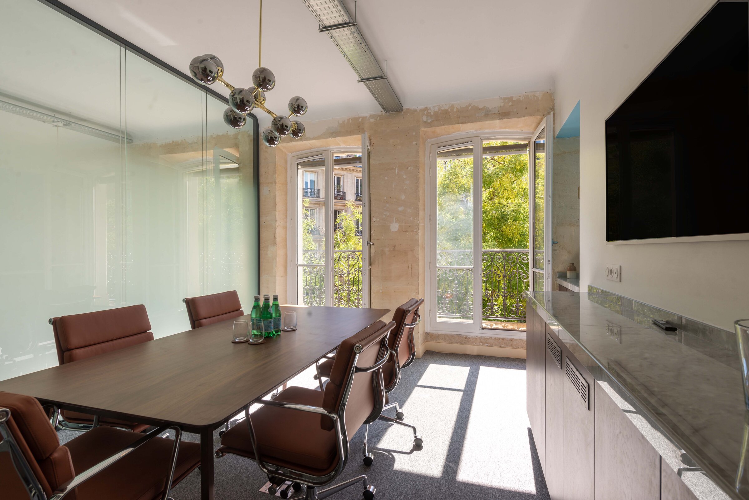 Salle de réunion avec chaises cuir cognac